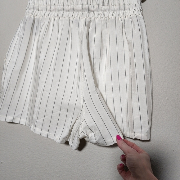 RTA Tara high rise silky stripe Paper Bag shorts in white black stripe size M - Picture 8 of 14